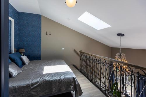 um quarto com uma cama com uma parede em tons de azul em Zintuinen em Esbeek