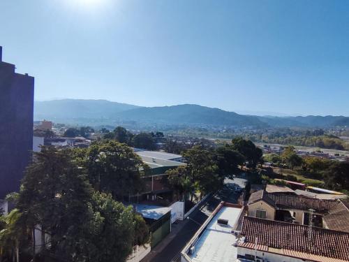 une vue aérienne sur une ville avec des montagnes en arrière-plan dans l'établissement Departamento Centrico San Martin, à San Salvador de Jujuy