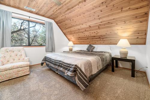 Katil atau katil-katil dalam bilik di 5 Kern's Kabin - Charming two-story cabin within walking distance to Bear Mountain!
