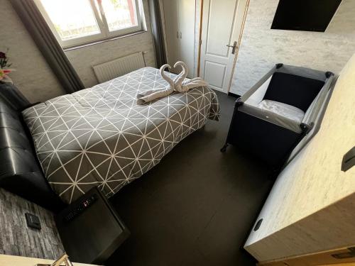 une petite chambre avec un lit et une chaise dans l'établissement Les hirondelles, à Battenheim