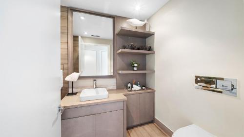 uma casa de banho com um lavatório e um espelho em 2 Bedroom Private Residence at Roney Palace -1609 em Miami Beach