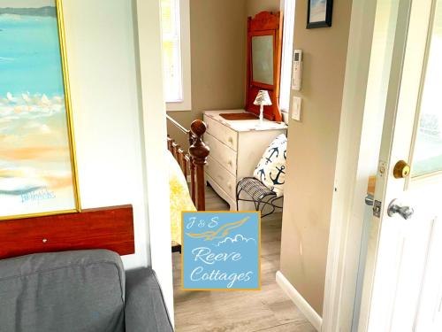 une pièce avec une porte avec un panneau indiquant « conserver les calories » dans l'établissement Premier Waterfront Cottage 1, à Riverhead