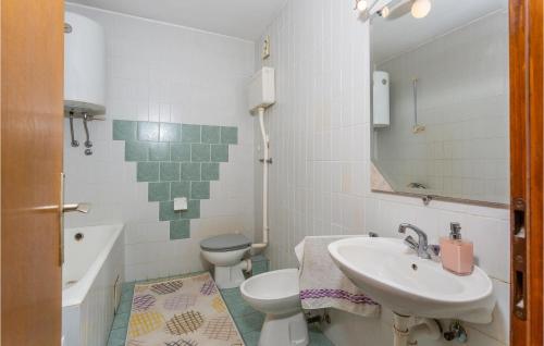 Un baño de 1 Bedroom Awesome Apartment In Njivice