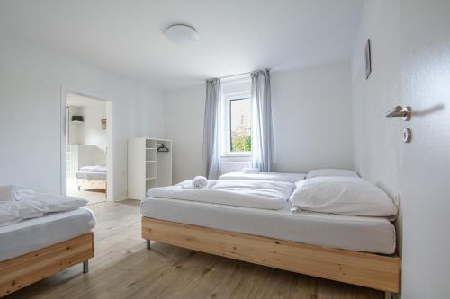 a bedroom with two beds and a window at T&K Apartments Wegberg 5 Monteur Apartments in Wegberg