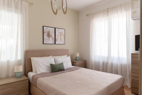 een slaapkamer met een groot bed met witte kussens bij Casa Valore in Chania