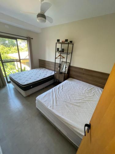 Residencial Vista do Pontal - Cond Samola Ubatuba-SP tesisinde bir odada yatak veya yataklar
