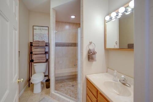 een badkamer met een douche, een toilet en een wastafel bij Lakefront Jackson Vacation Rental with Shared Yard in Jackson
