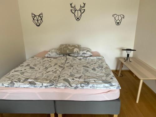 uma cama num quarto com uma estrutura de cama em Luxusní Apartmán u sjezdovek s garáží em Harrachov