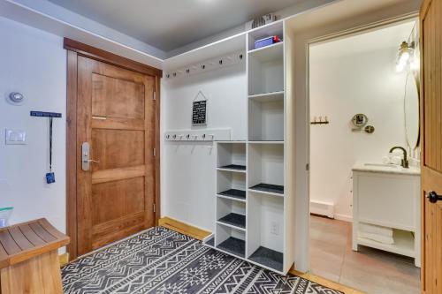 Habitación con armario y puerta. en Copper Mtn Condo with Pool Access Ski-InandWalk-Out!, en Frisco