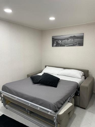 - un grand lit dans une chambre dans l'établissement La casa di Pama, à Naples