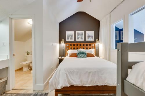 sypialnia z dużym łóżkiem i dużym oknem w obiekcie Copper Mountain Vacation Rental Walk to Ski Lift! w mieście Frisco