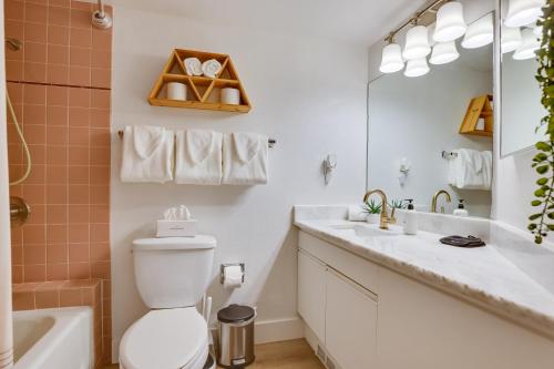 łazienka z toaletą, umywalką i wanną w obiekcie Copper Mountain Vacation Rental Walk to Ski Lift! w mieście Frisco