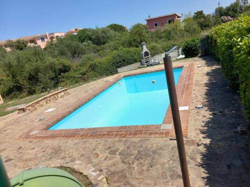 - une piscine sur le côté d'une maison dans l'établissement La dolce dimora, à Olbia