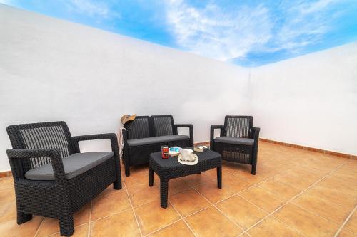 um grupo de cadeiras e uma mesa num quarto em Casa Vlaorda by HH em Caleta de Sebo