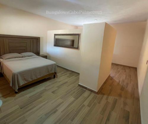 Ein Bett oder Betten in einem Zimmer der Unterkunft Bungalows Cabo Pulmo