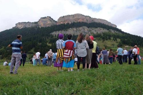 a group of people standing in a field looking at a mountain at UZUNALİ DAĞ EVİ in Düzköy