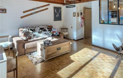 ein Wohnzimmer mit einem Sofa und einem Couchtisch in der Unterkunft Cozy Apartment In Uvernet-fours With House A Mountain View in Uvernet
