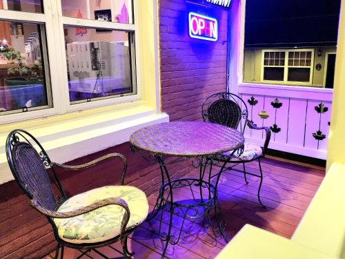 a purple table and chairs in front of a restaurant at Maple Leaf Motel in Goderich