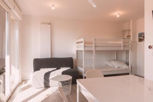 Studio with breathtaking view of Lake Monteux