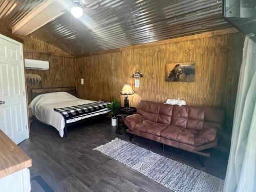 - une chambre avec un lit et un canapé dans l'établissement Grizzly Ranch, à Geneva