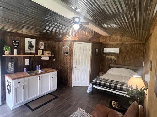 - une chambre avec un lit et un lavabo dans l'établissement Grizzly Ranch, à Geneva