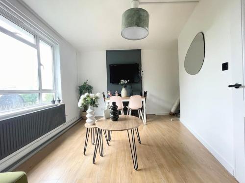 a living room with a table and a tv at Stylish 2 bedroom flat in Angel Central Location in London