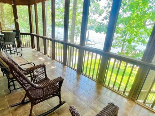 Μπαλκόνι ή βεράντα στο Serenity View Lakeside Retreat on Lake Murray, SC