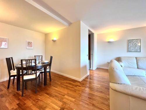 a living room with a table and a couch at Canary Wharf, E14 9PW, 2 Bedroom Apartment in London