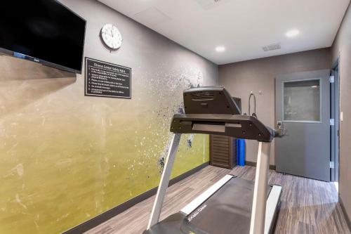 a gym with a treadmill and a tv in a room at Best Western Brooklyn-Coney Island Inn in Brooklyn
