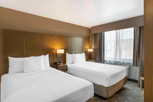 a hotel room with two beds and a window at Best Western Brooklyn-Coney Island Inn in Brooklyn