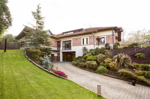 a large house with a garden and a driveway at Golf & Pool in Basozábal