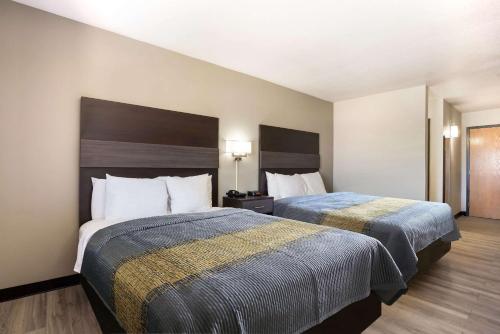 um quarto de hotel com duas camas num quarto em Rodeway Inn Branson, Brick House em Branson