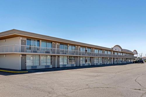 Suburban Studios Pueblo North – Photos 2