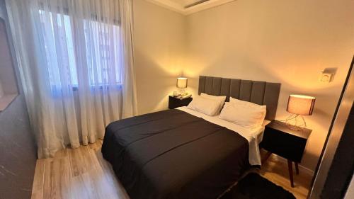 サンパウロにあるFlat Ninety Jardins próximo Pq do Ibirapuera - SPのベッドルーム1室(ベッド1台、大きな窓付)