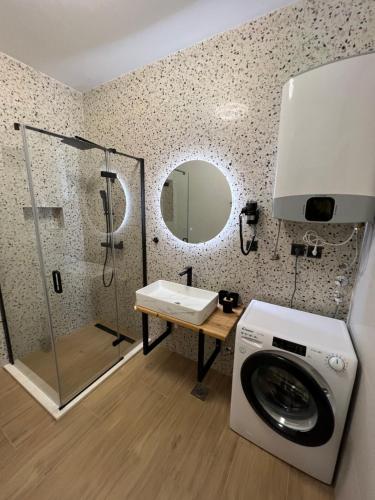 a bathroom with a washing machine and a sink at Apartment Summer Night in Preko