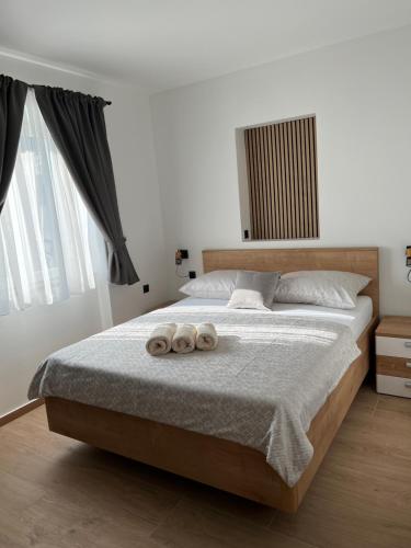 een slaapkamer met een bed met twee handdoeken erop bij Apartment Summer Night in Preko