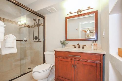 een badkamer met een toilet, een wastafel en een douche bij Kuhio Shores 208 in Koloa