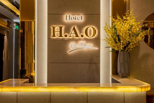 un vestíbulo de hotel con un jarrón de flores en un mostrador en Hao Boutique Hotel en Ho Chi Minh