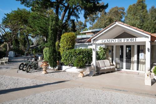 einem Pavillon mit einer Bank vor einem Gebäude in der Unterkunft Campo Di Fiori, Maisons de Charme in Calvi