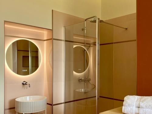 a bathroom with a glass shower with a sink at Maison Balmelle - Maison d'hôtes de Caractère in Gramat