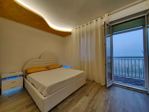 1 dormitorio con cama y ventana grande en La suite (Sole), en Lido di Pomposa