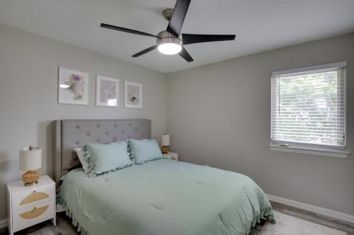 - une chambre avec un lit et un ventilateur de plafond dans l'établissement Spacious Kemp Home with Private Pool and Guest House!, à Kemp