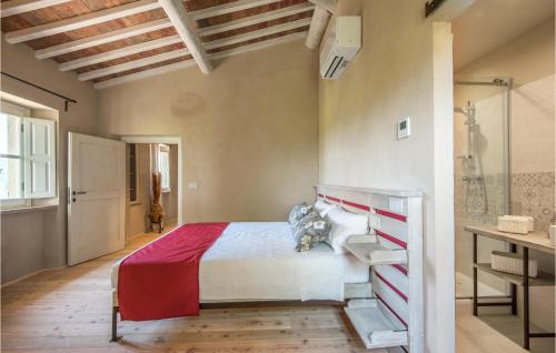 Ένα ή περισσότερα κρεβάτια σε δωμάτιο στο 5 Bedroom Gorgeous Home In Arezzo