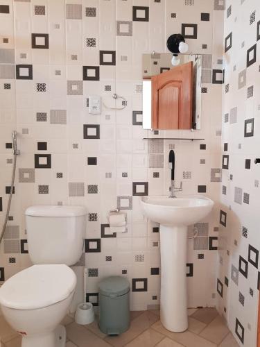 a bathroom with a toilet and a sink at Casa Mangue in Soure