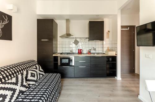 ein Wohnzimmer mit einem Sofa und einer Küche in der Unterkunft A.Casa Liber Paradisus in Bologna