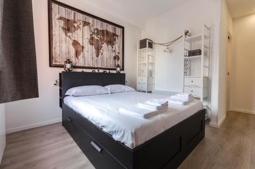 ein Schlafzimmer mit einem großen Bett mit einer Karte an der Wand in der Unterkunft A.Casa Liber Paradisus in Bologna
