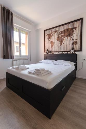 ein Schlafzimmer mit einem großen Bett mit weißer Bettwäsche in der Unterkunft A.Casa Liber Paradisus in Bologna