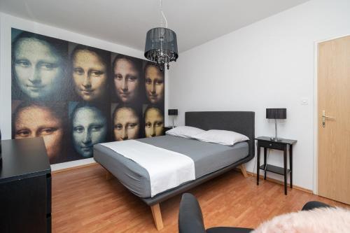 サリにあるApartments with WiFi Sali, Dugi otok - 8189のベッドルーム1室(壁に大きなポスター付)