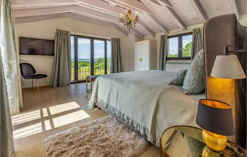- une chambre avec un grand lit et une grande fenêtre dans l'établissement Cozy Home In Susnjevica With House A Panoramic View, à Šušnjevica