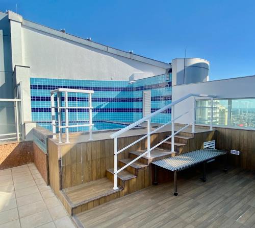 un balcón con escaleras y un banco en un edificio en Fabulosa Suite 903 em Flat Alto Padrão, en Londrina